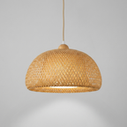 Lustre pendente de bambu Wood trançado artesanal - vista frontal em fundo neutro