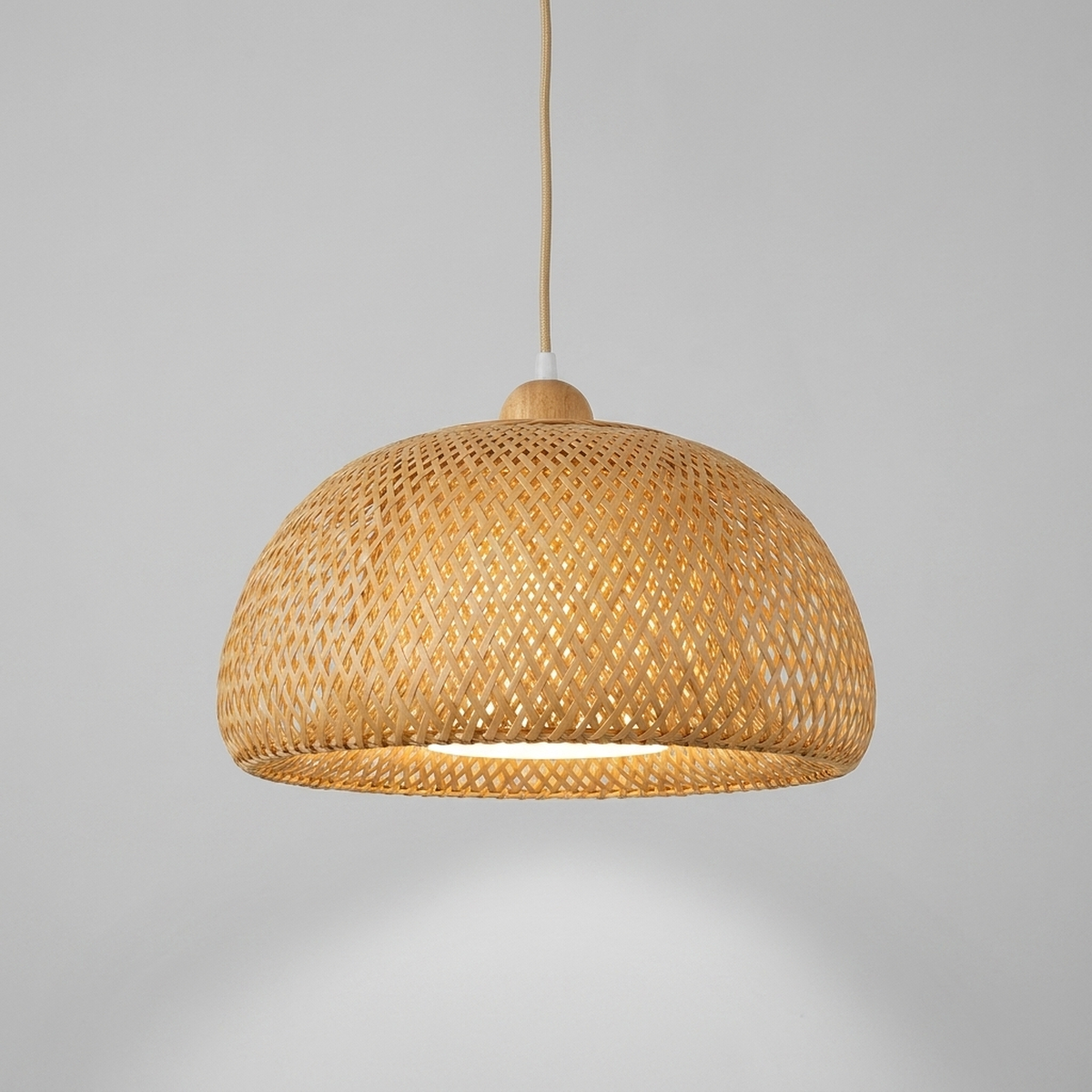 Lustre pendente de bambu Wood trançado artesanal - vista frontal em fundo neutro