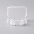 Facetas dentárias removíveis SorrisoFlex - vista frontal em fundo neutro