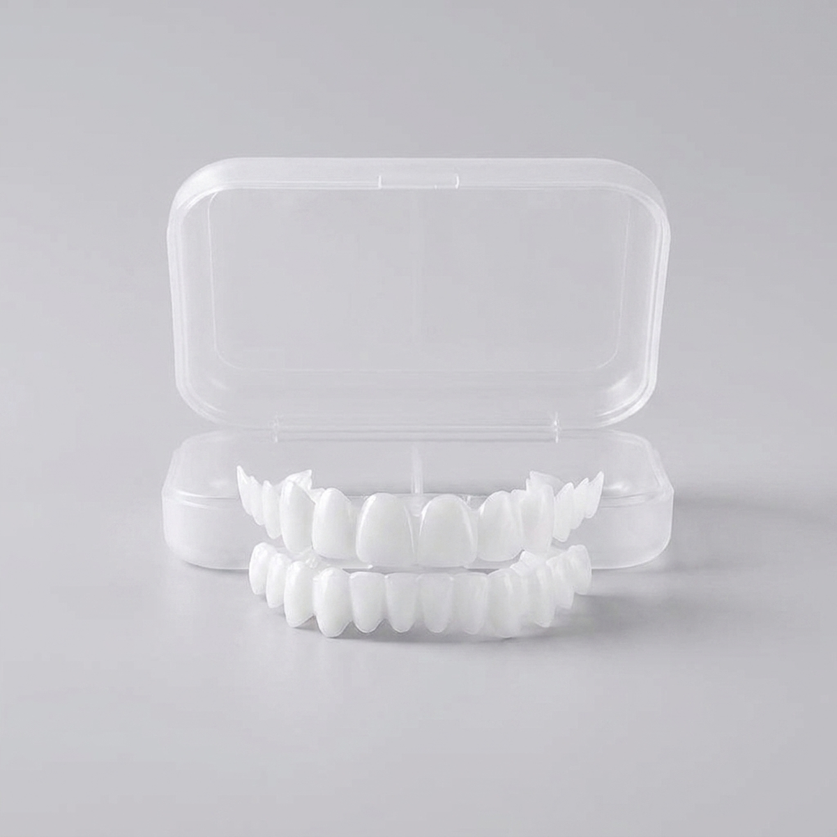 Facetas dentárias removíveis SorrisoFlex - vista frontal em fundo neutro