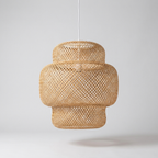 Lustre pendente de bambu rattan trançado artesanal - vista frontal em fundo neutro