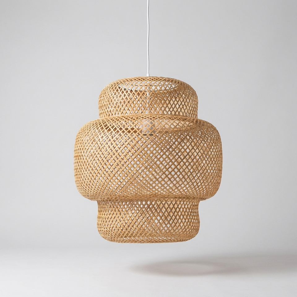 Lustre pendente de bambu rattan trançado artesanal - vista frontal em fundo neutro