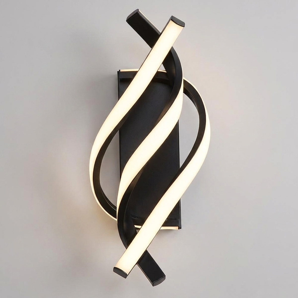 Arandela LED Espiral Triplo Lines preta acesa em fundo neutro