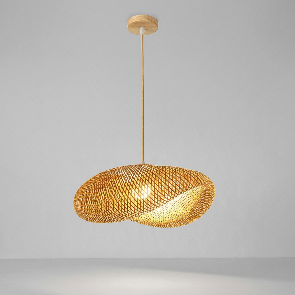 Lustre pendente de bambu Tianjin trançado artesanal - vista frontal em fundo neutro