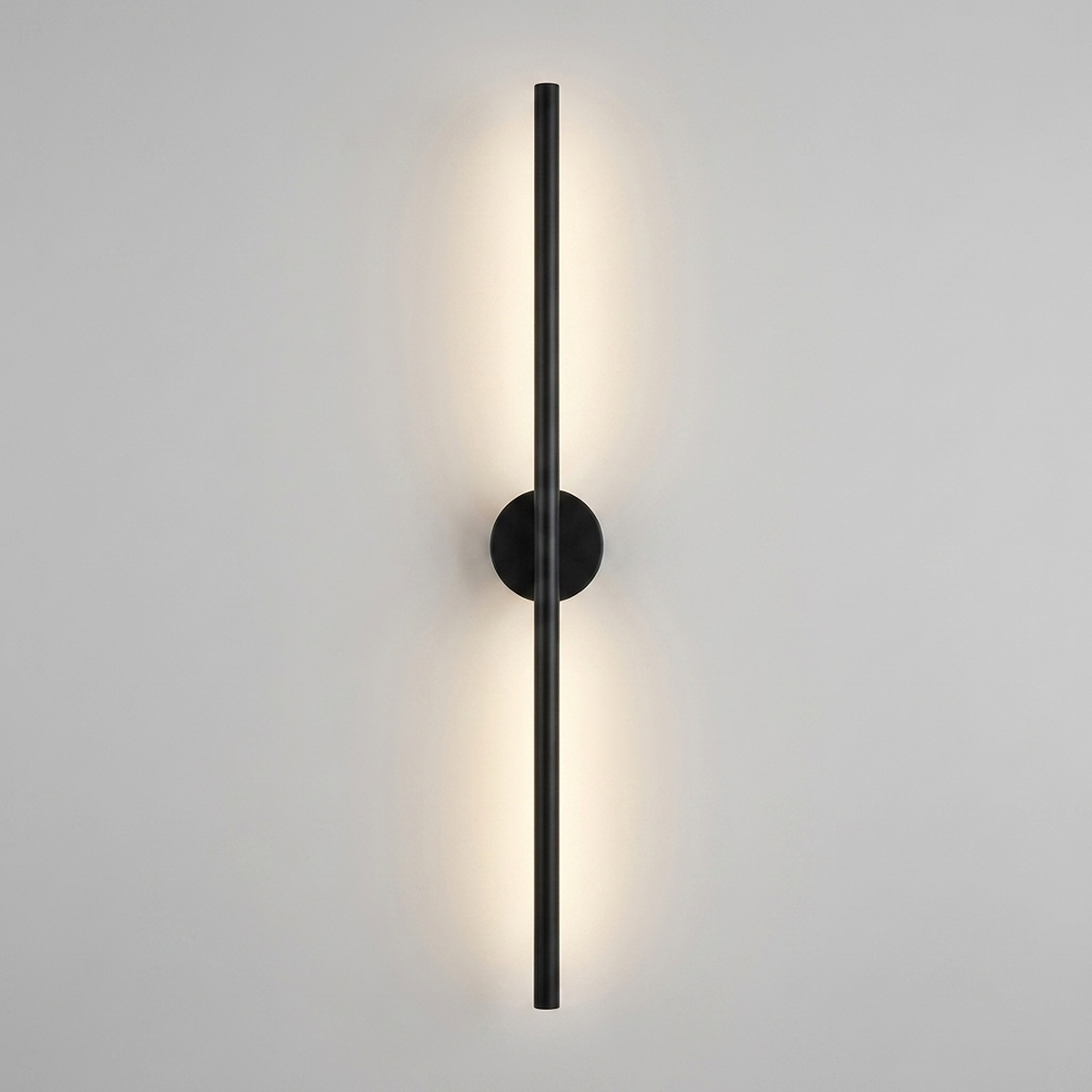 Arandela LED Ponto Lines preta acesa em fundo neutro