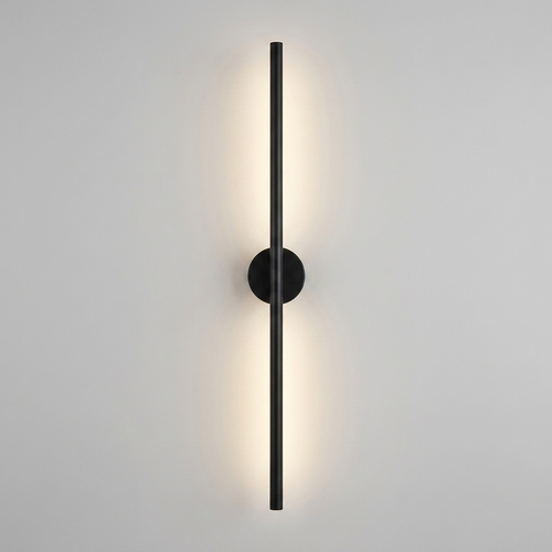 Arandela LED Ponto Lines preta acesa em fundo neutro