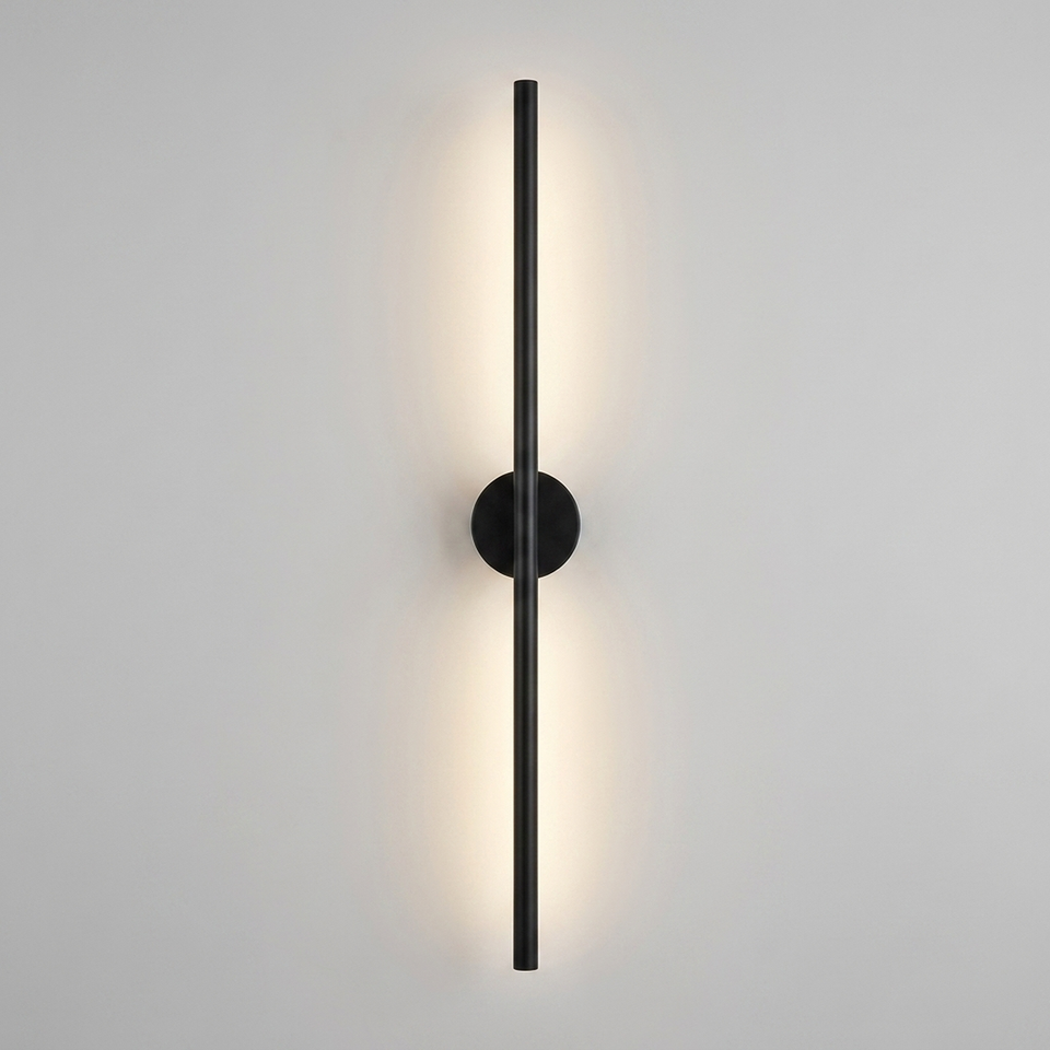 Arandela LED Ponto Lines preta acesa em fundo neutro