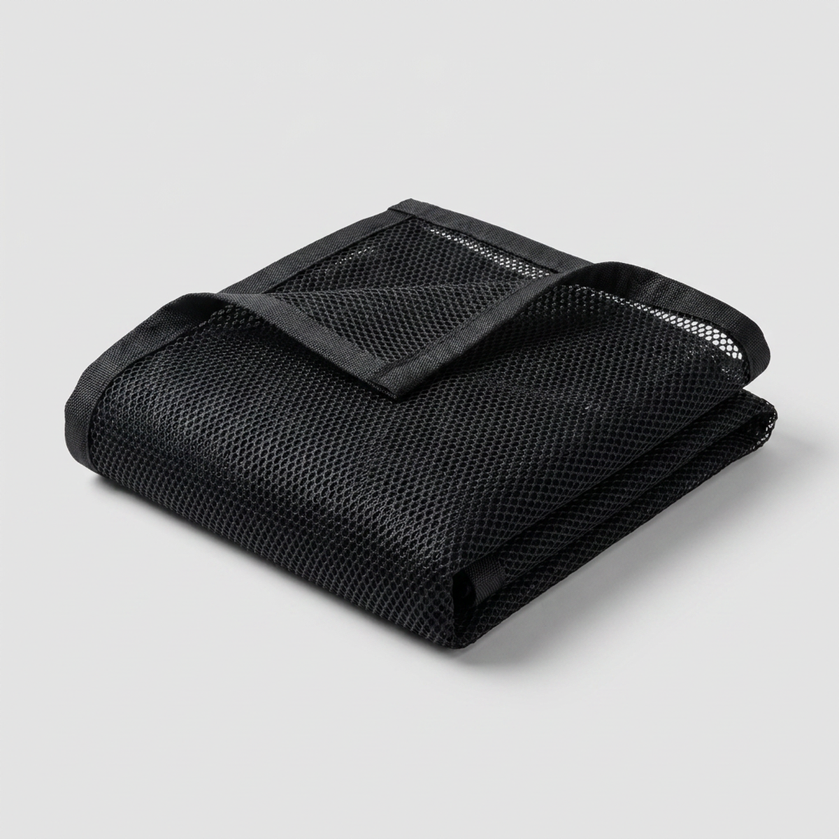 Capa para piscina permeável sem acúmulo de água - vista frontal em fundo neutro