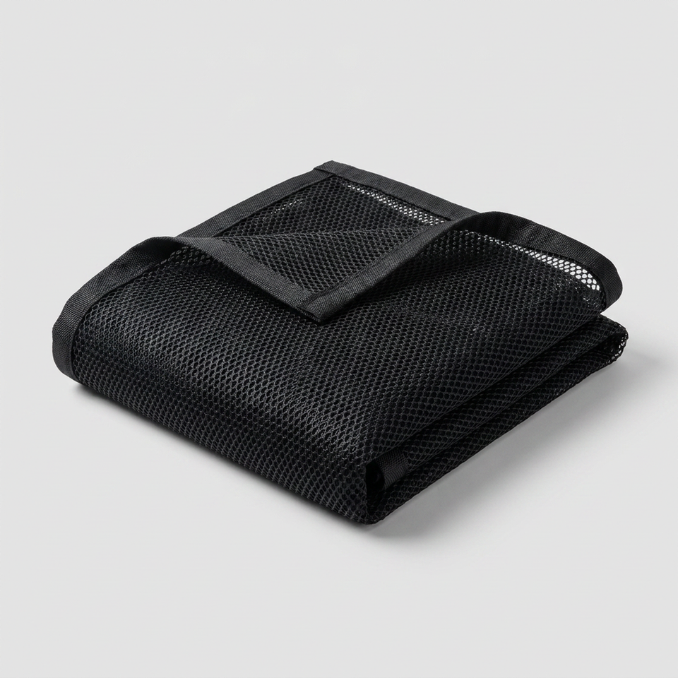Capa para piscina permeável sem acúmulo de água - vista frontal em fundo neutro