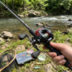 Carretilha de pesca FishPro AE-2000 montada na vara em beira de rio ao ar livre