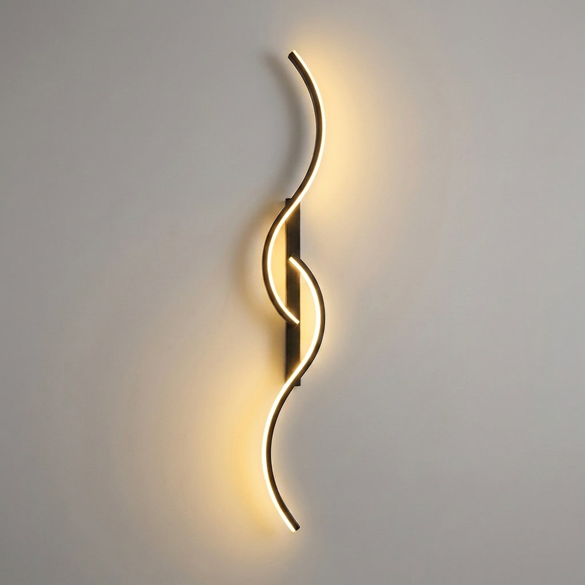Arandela S-Lines com luz LED amarela em fundo neutro