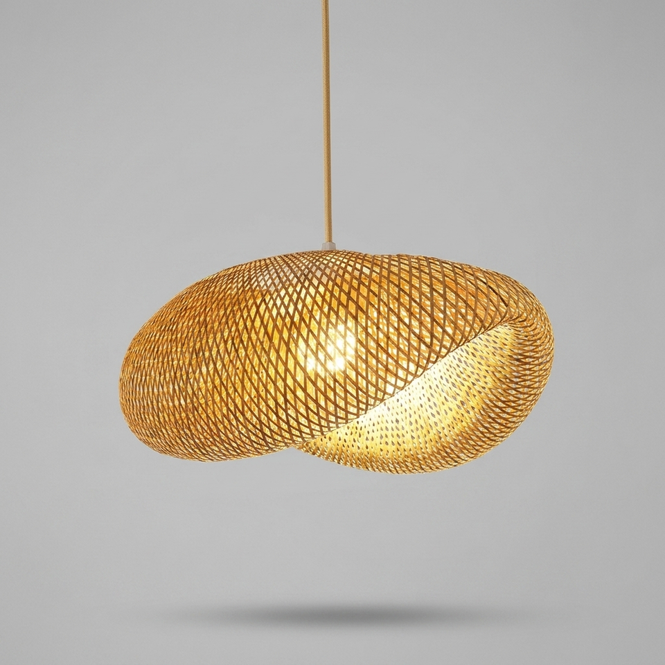 Lustre pendente de bambu Quancim trançado artesanal - vista frontal em fundo neutro