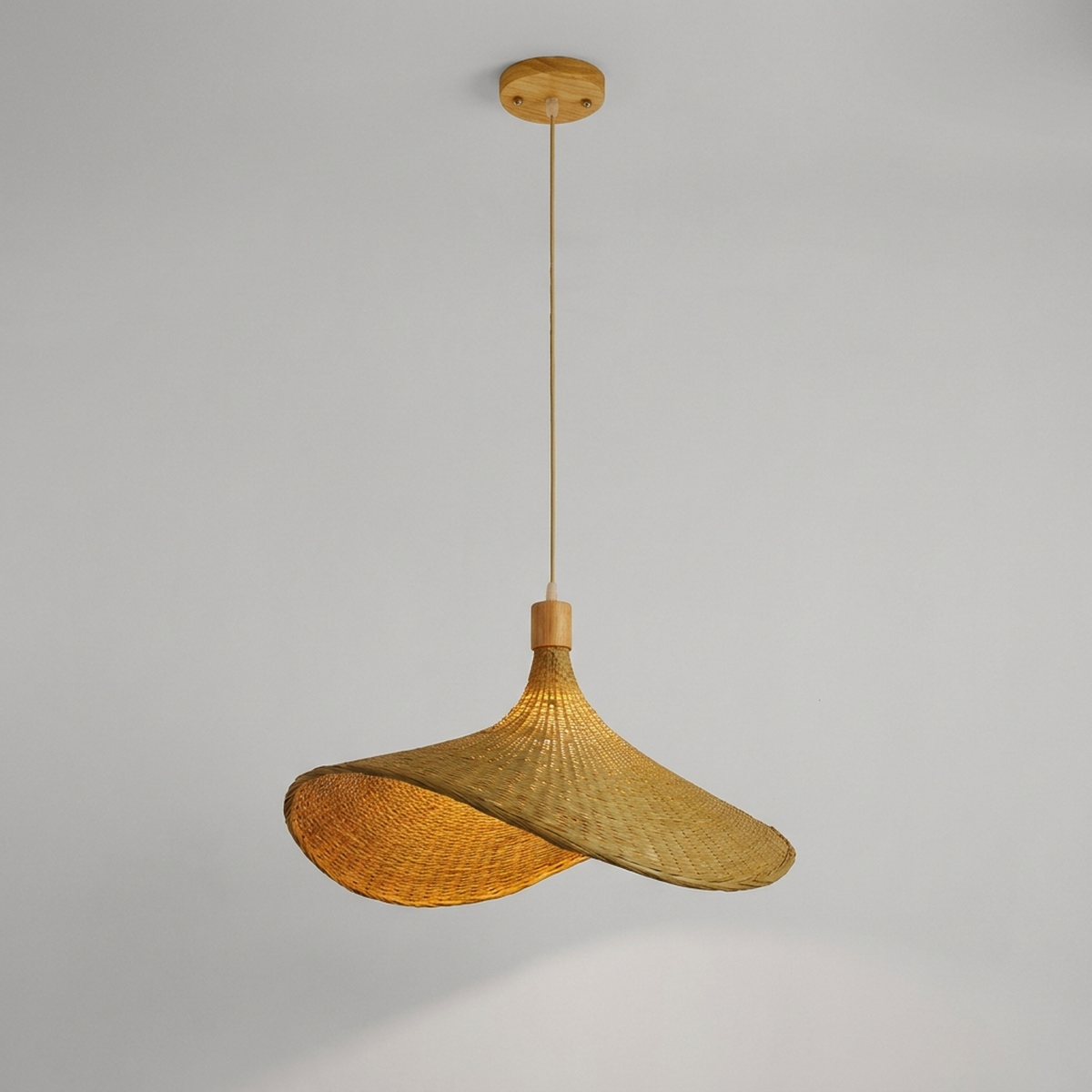 Lustre pendente de bambu Xian trançado artesanal - vista frontal em fundo neutro