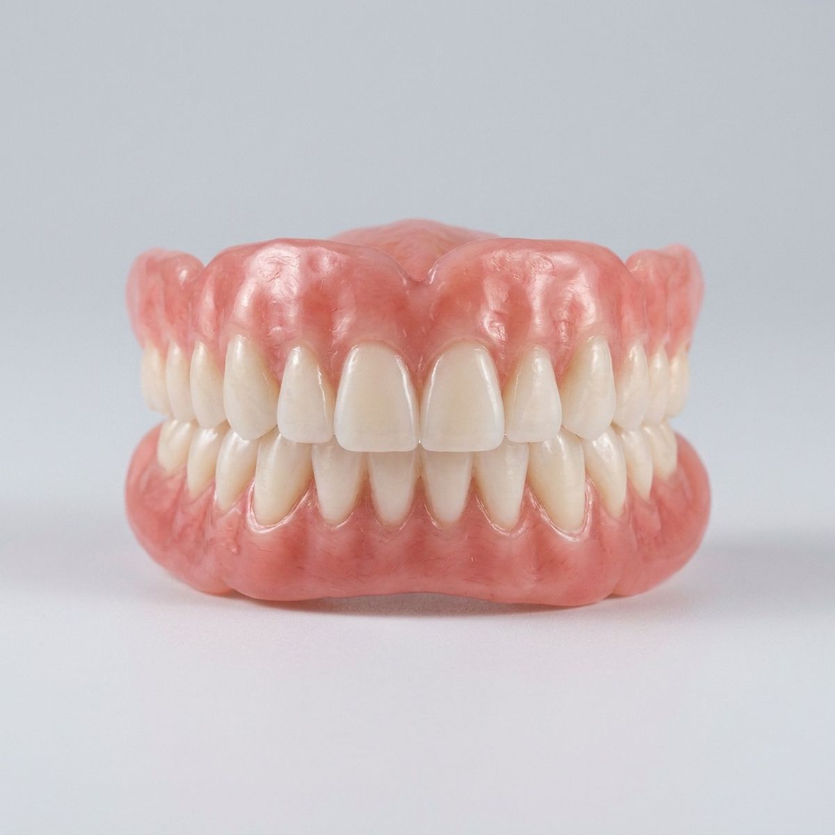 Dentadura de silicone ajustável AdaptaSmile - vista frontal em fundo neutro