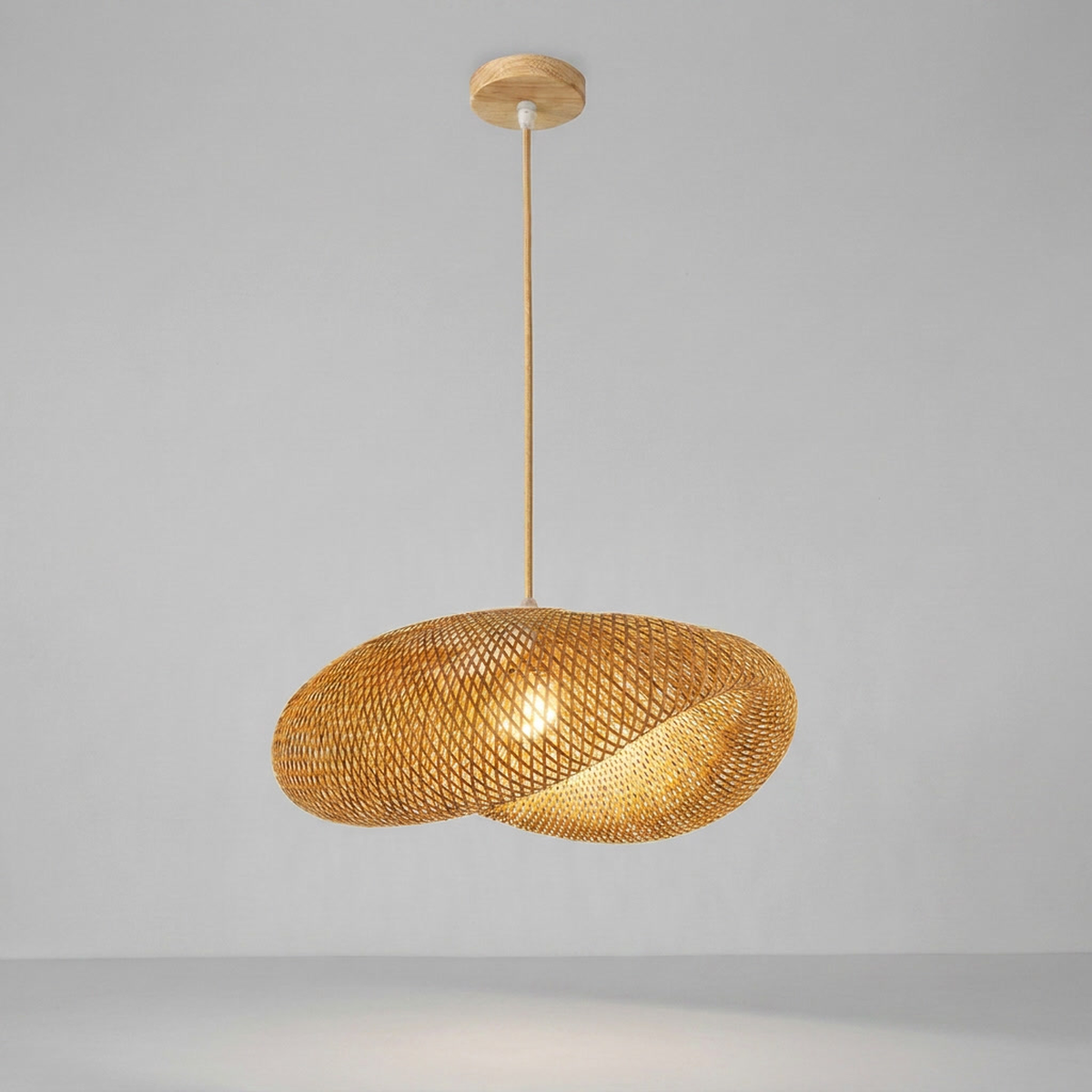 Lustre pendente de bambu Tianjin - vista frontal em fundo neutro