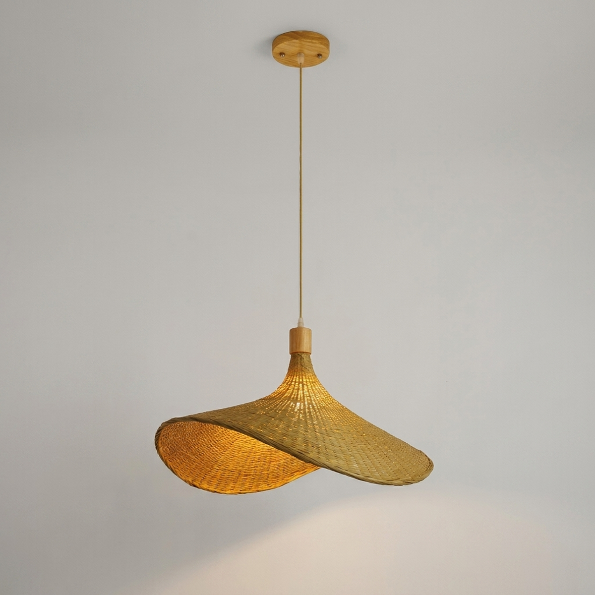 Lustre pendente de bambu Xian aceso - vista em ângulo em fundo neutro