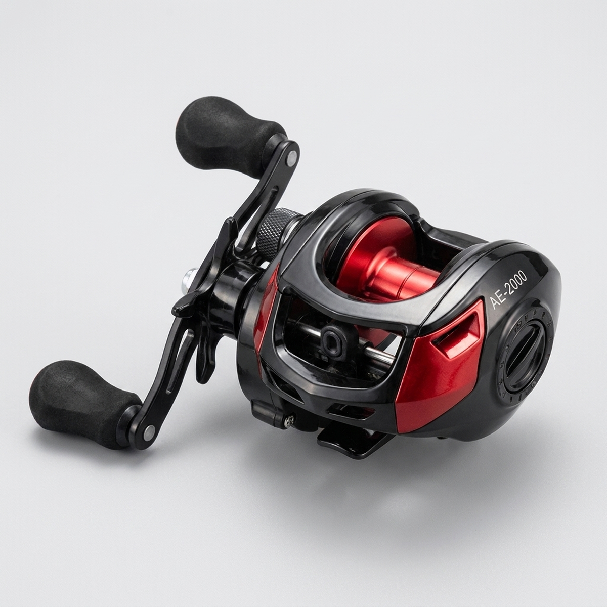 Carretilha de pesca FishPro AE-2000 - vista em ângulo em fundo neutro
