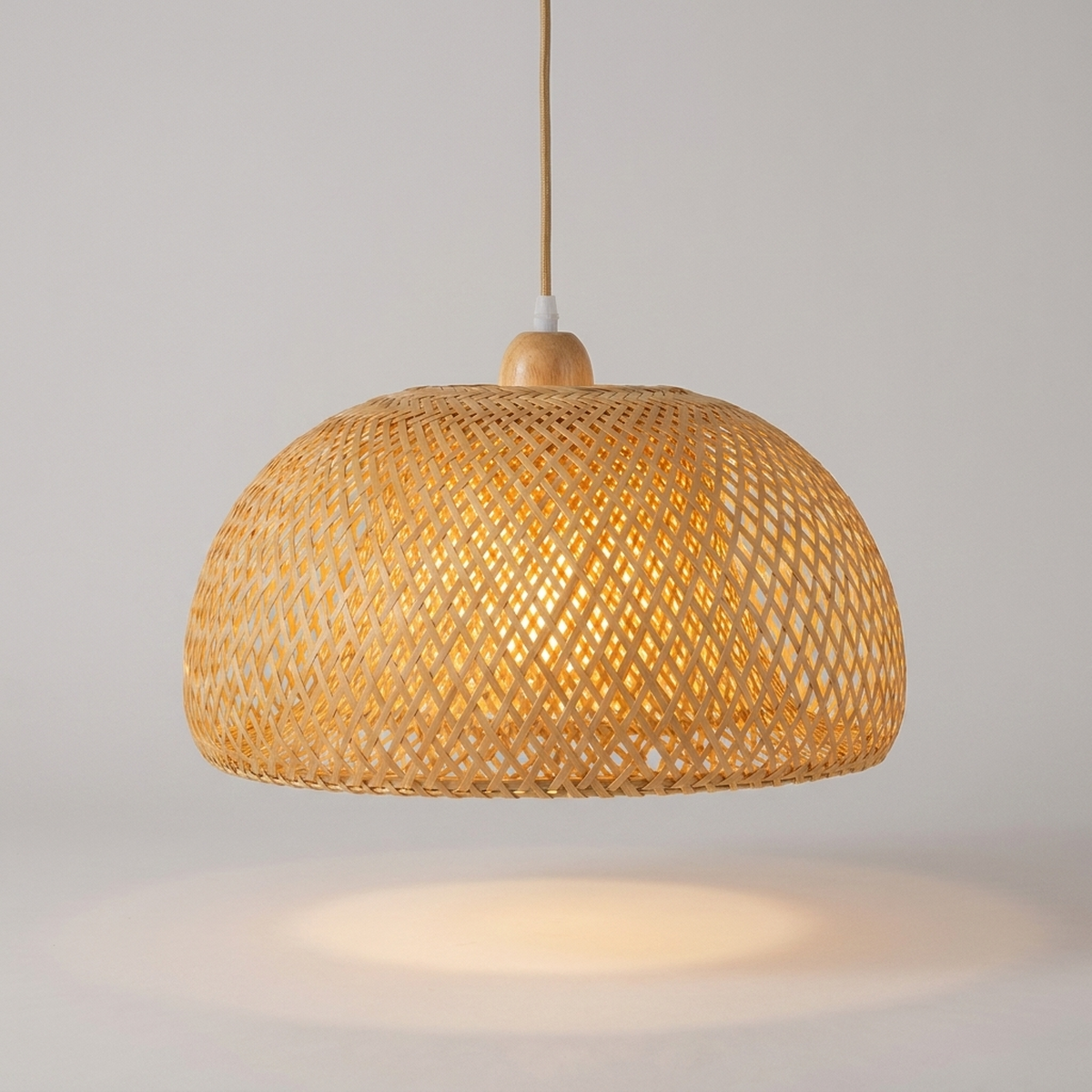 Lustre pendente de bambu Wood aceso - vista em ângulo em fundo neutro