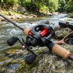 Carretilha de pesca FishPro AE-2000 vermelha montada na vara em beira de rio