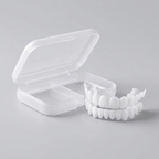 Facetas dentárias removíveis SorrisoFlex ao lado do estojo de armazenamento
