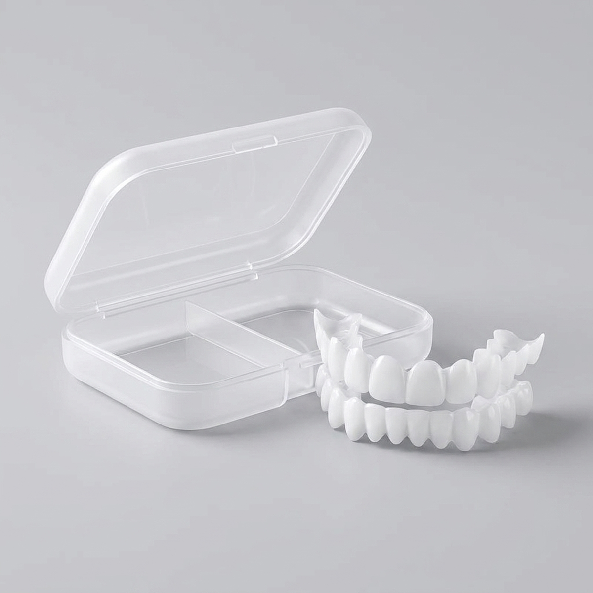 Facetas dentárias removíveis SorrisoFlex ao lado do estojo de armazenamento