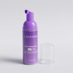 Clareador dental em creme com tampa ao lado - vista em ângulo em fundo neutro