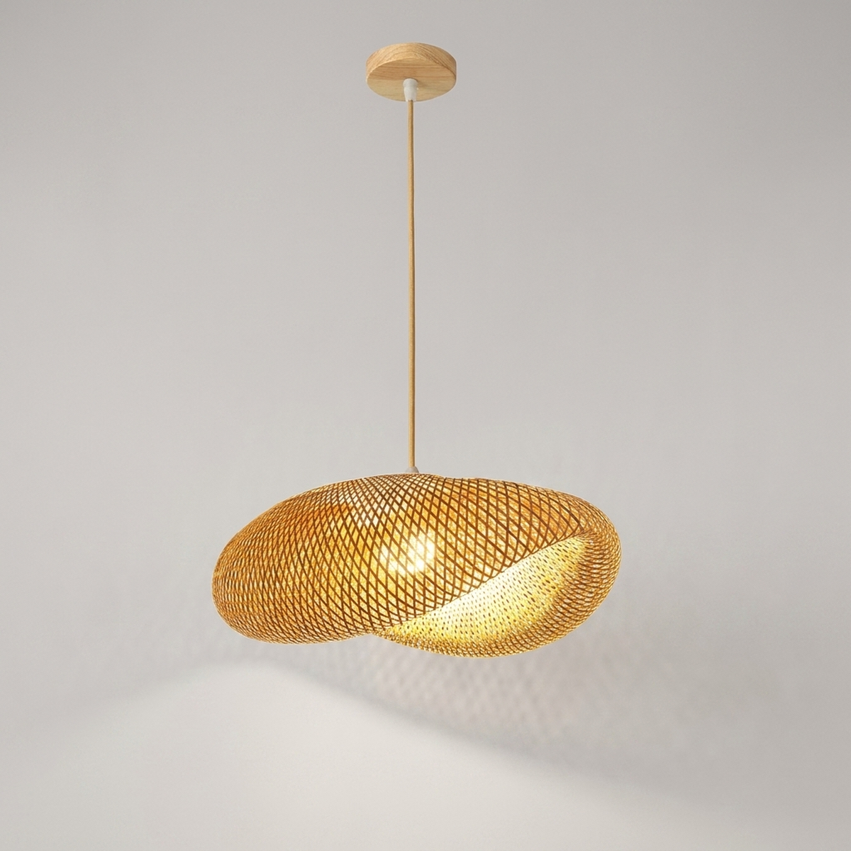 Lustre pendente de bambu Quancim aceso - vista em ângulo em fundo neutro