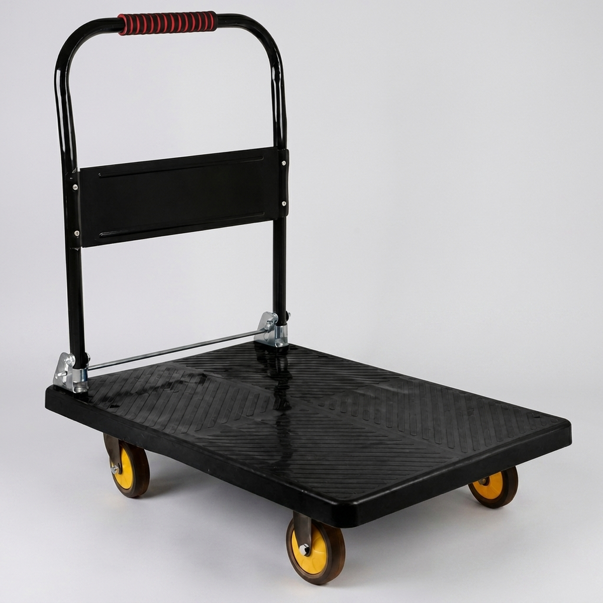 Carrinho plataforma de carga industrial 400kg - vista em ângulo em fundo neutro