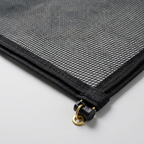 Capa para piscina permeável - detalhe da borda reforçada em fundo neutro
