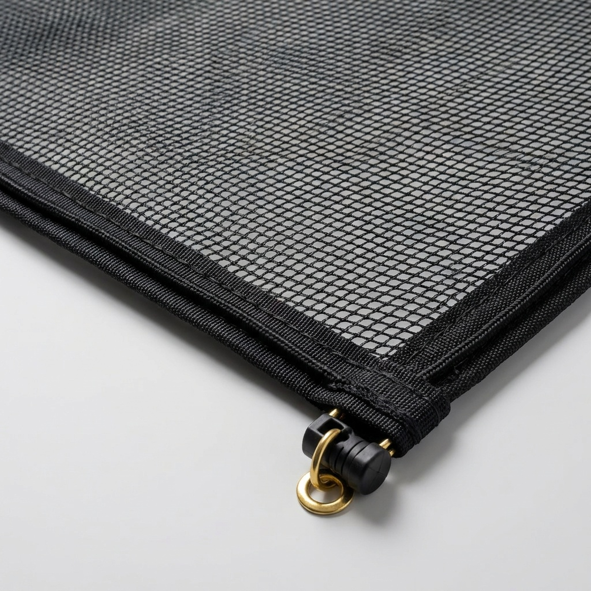 Capa para piscina permeável - detalhe da borda reforçada em fundo neutro