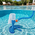 Aspirador de piscina Pool Cleaner em uso no fundo de piscina externa