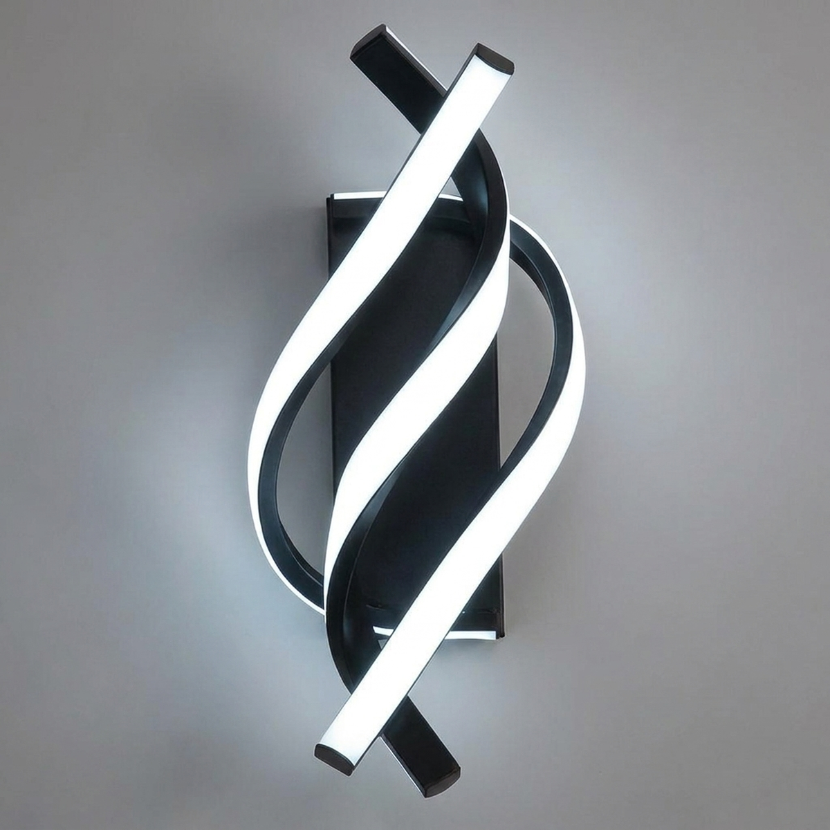 Arandela Espiral Triplo Lines - luz LED branca em fundo neutro