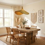 Lustre pendente de bambu Xian pendurado sobre mesa de jantar estilo boho