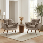 Duas poltronas decorativas Opala em sala de estar moderna com mesa lateral