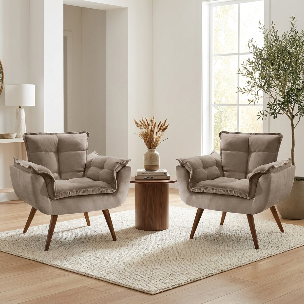 Duas poltronas decorativas Opala em sala de estar moderna com mesa lateral
