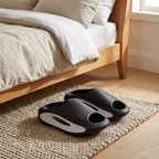 Chinelos SoftCloud ao lado da cama em quarto aconchegante