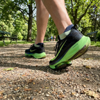 Pessoa usando tênis AeroRun em pista de corrida no parque