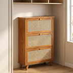 Sapateira vertical de bambu em closet de quarto encostada na parede