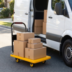 Carrinho plataforma de carga ao lado de van de entrega com caixas carregadas