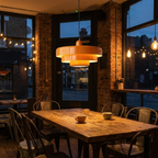 Pendente retrô Urban Loft pendurado sobre mesa de café aceso ao entardecer