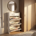 Sapateira de MDF em quarto próxima ao closet com espelho na parede