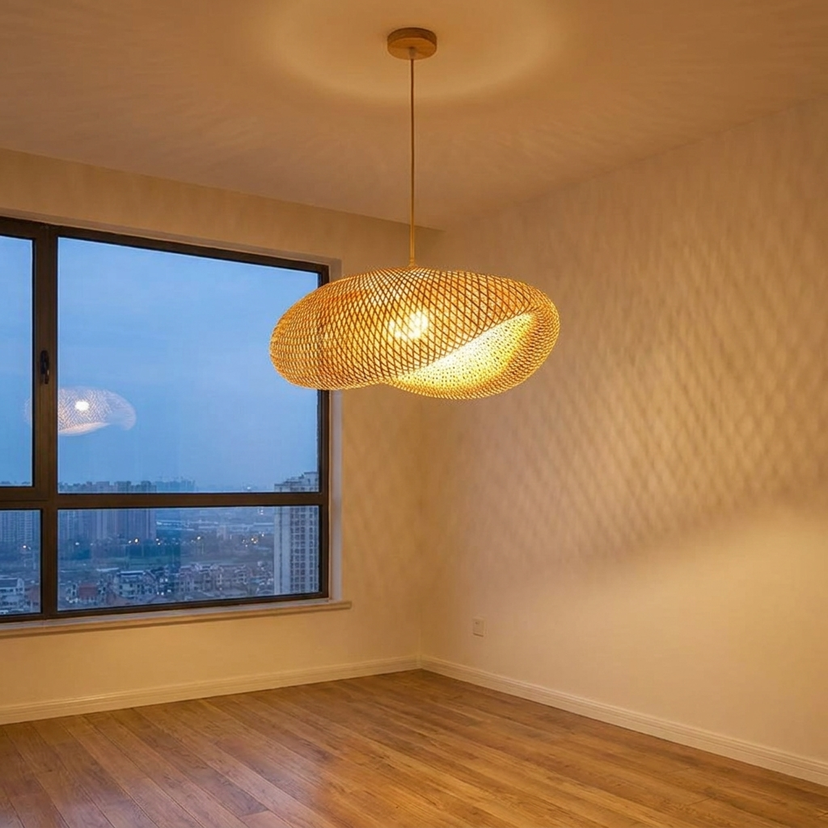 Lustre pendente de bambu Quancim aceso em sala de estar ao entardecer