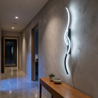 Arandela S-Lines com luz LED branca acesa no corredor