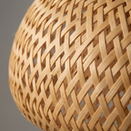 Detalhe da trama artesanal de bambu do lustre pendente Wood