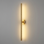 Arandela Ponto Lines dourada com luz LED amarela em fundo neutro