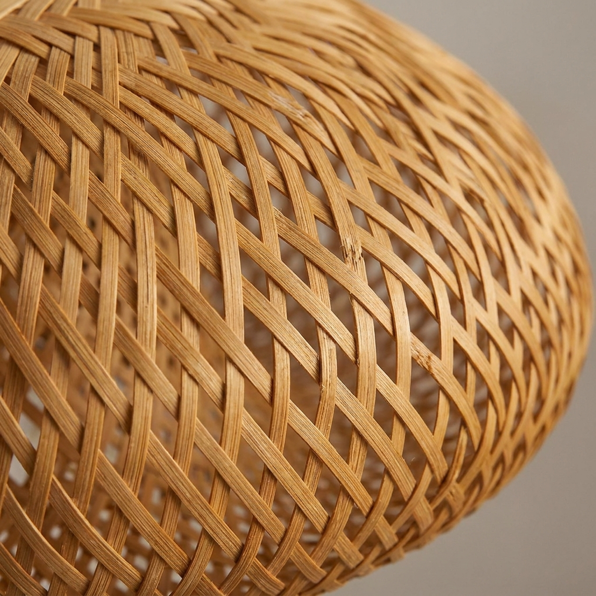 Detalhe da trama artesanal de bambu do lustre pendente Quancim