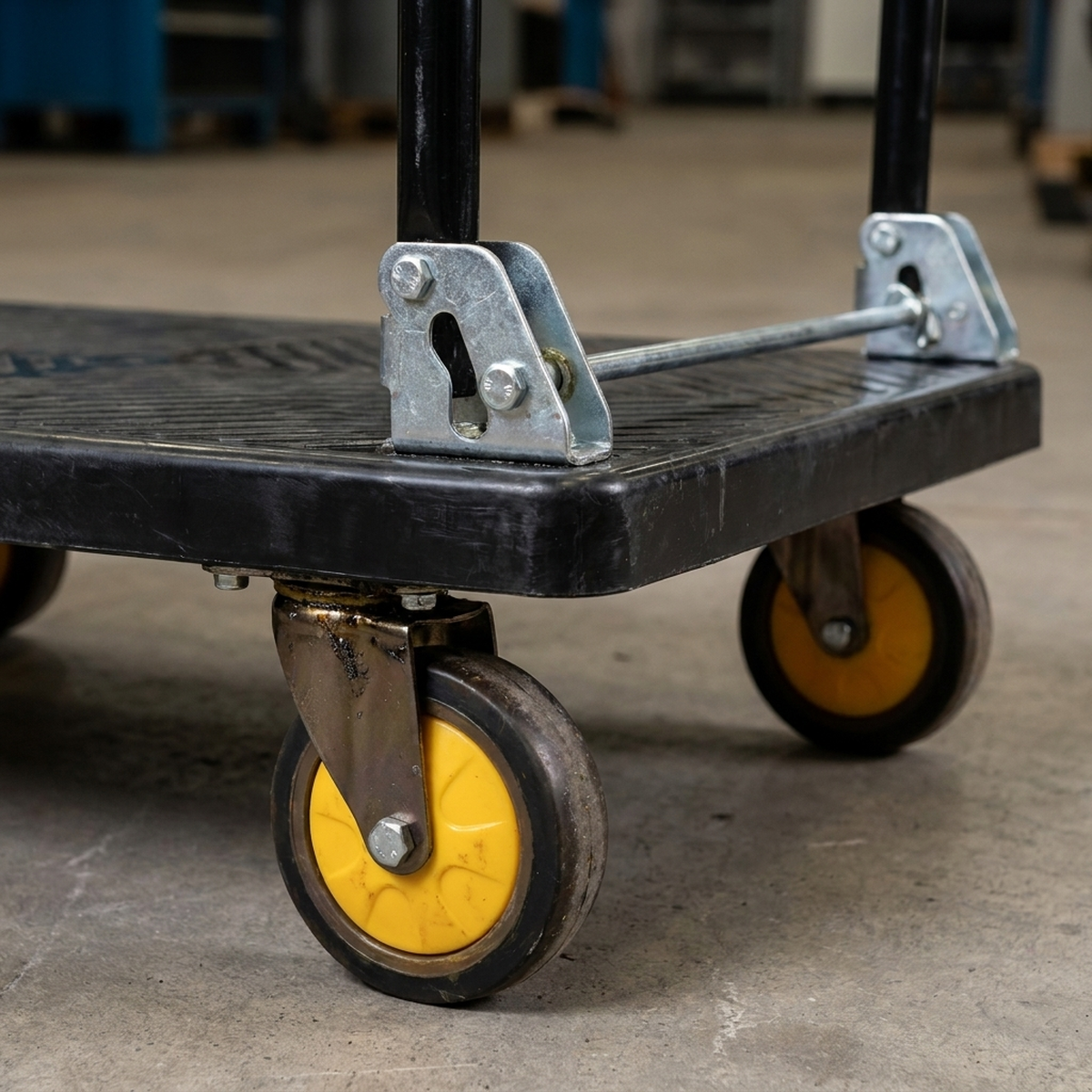 Detalhe das rodas reforçadas de PU e estrutura dobrável do carrinho plataforma industrial