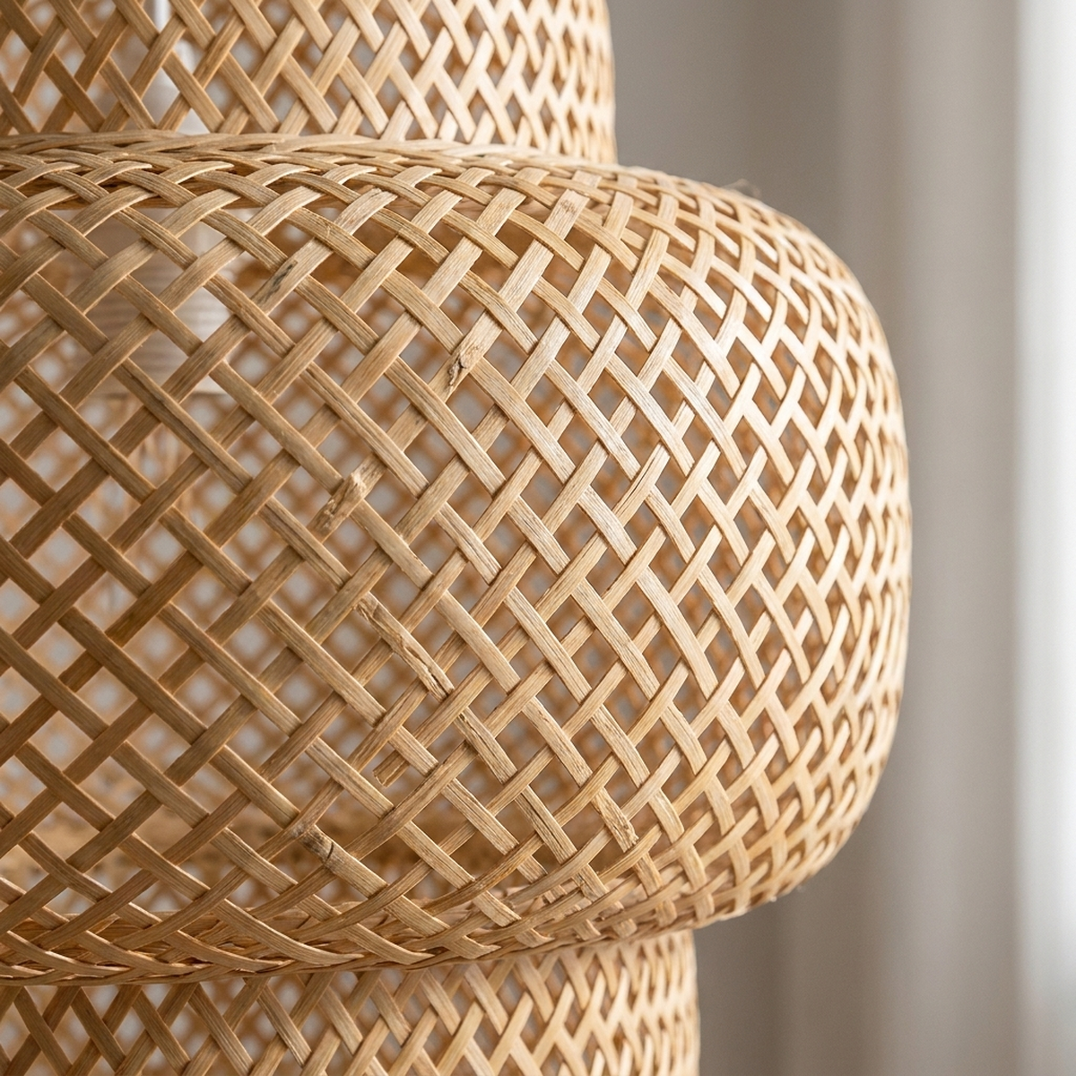 Detalhe da trama artesanal de bambu do lustre pendente rattan