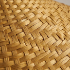 Detalhe da trama artesanal de bambu do lustre pendente Xian