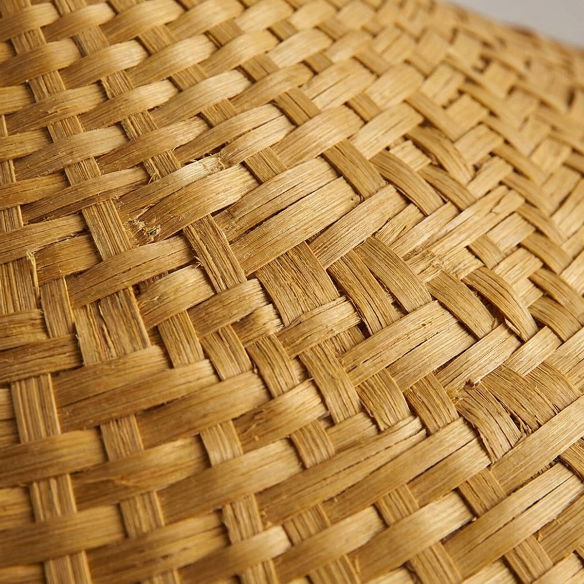 Detalhe da trama artesanal de bambu do lustre pendente Xian